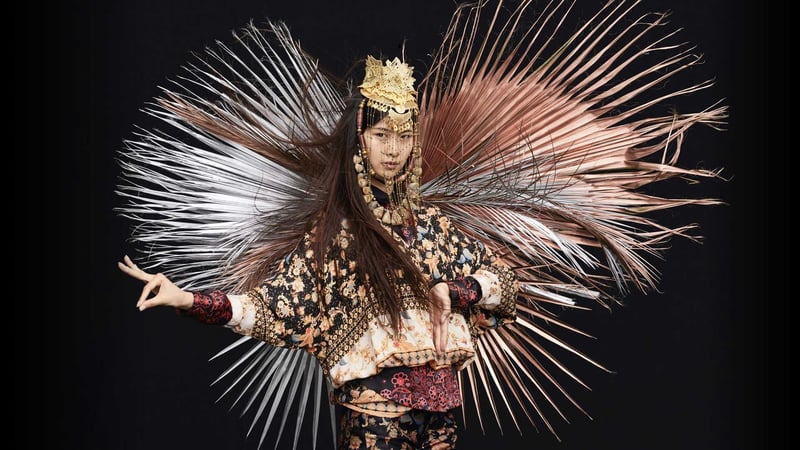 Modello di Desigual con un abito tradizionale per la capsule collection Indonesian Tales