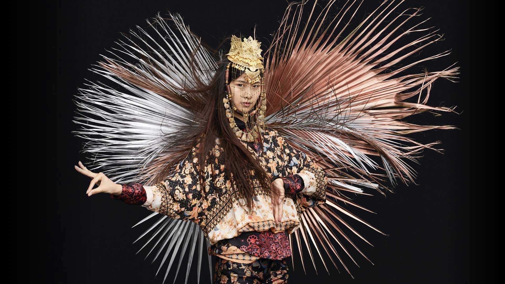 Modelo de Desigual con un traje tradicional para la cápsula de moda cuentos de Indonesia