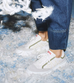 Zapatillas de Camper sobre un suelo de plumas