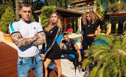 Modelos de Siksilk posando con ropa