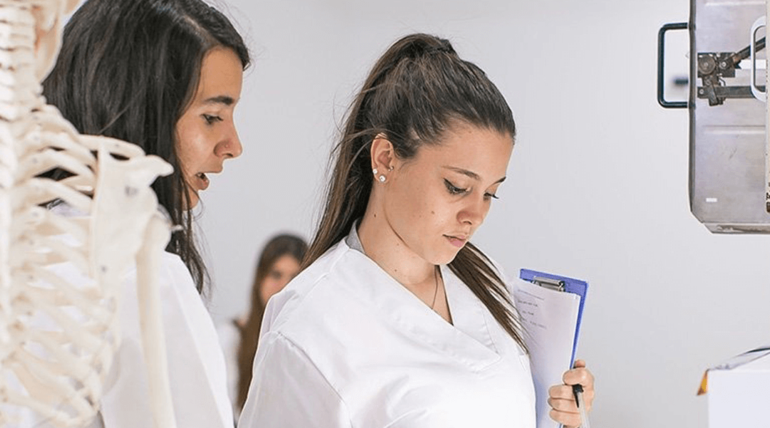 Dos estudiantes de medicina de la FP Claudio Galeno analizando