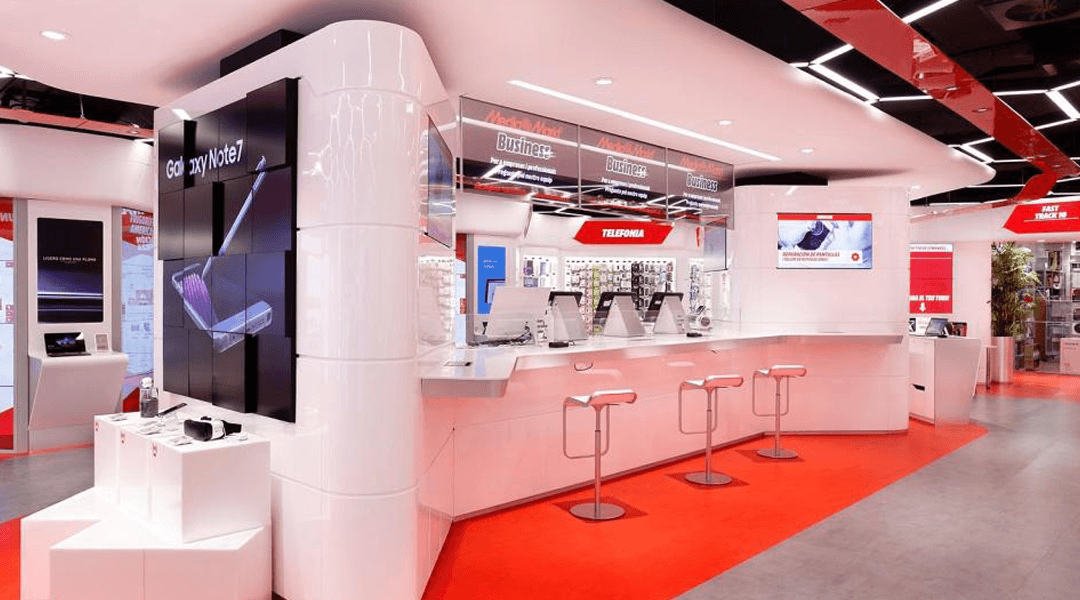 Tienda MediaMarkt con diferentes productos tecnológicos