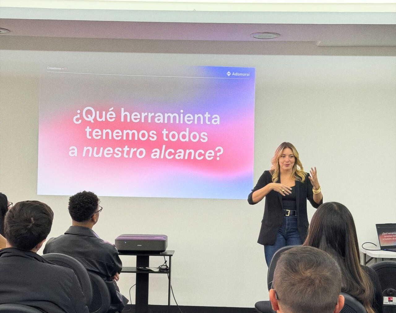 TTCX Tech Breakfast about creators and artificial intelligence in Bogotá